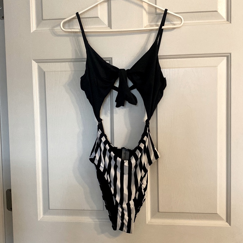Blushing Brunette Black & While Bathing Suit. Size L. NWOT.